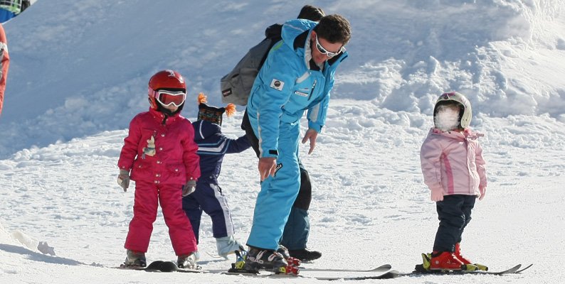 Bimbi in pista con i maestri di sci della Riserva Bianca di Limone Piemonte