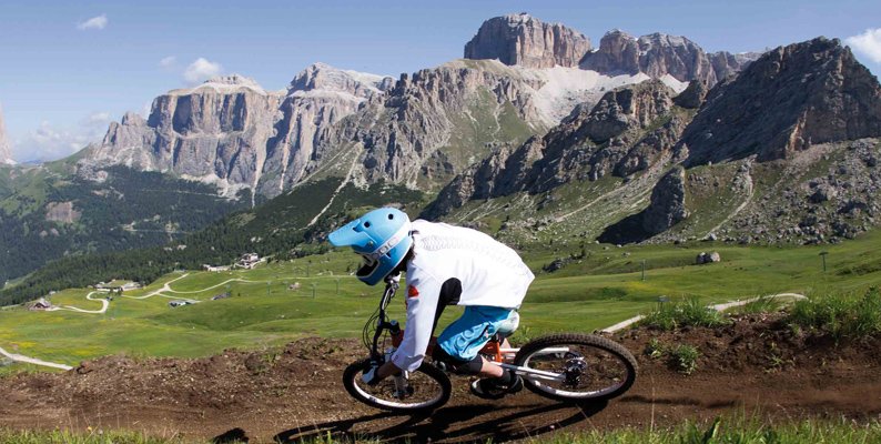 Discesa in mountain bike tra le Dolomiti