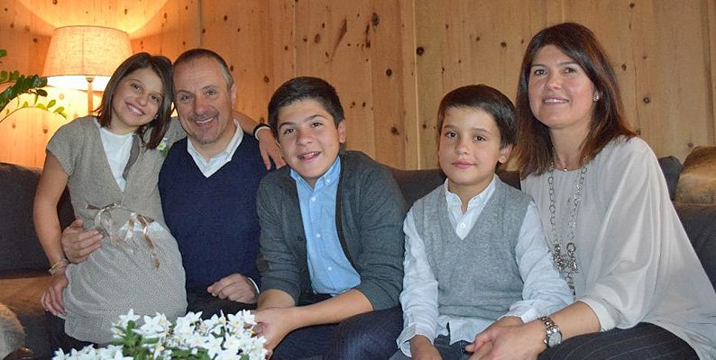 La famiglia al completo: Stefano, Giorgia, Giulia, Franesco e Pietro.