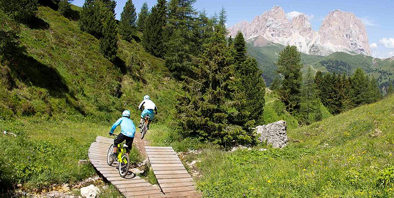 Passaggi spettacolari tra le Dolomiti in mountain bike