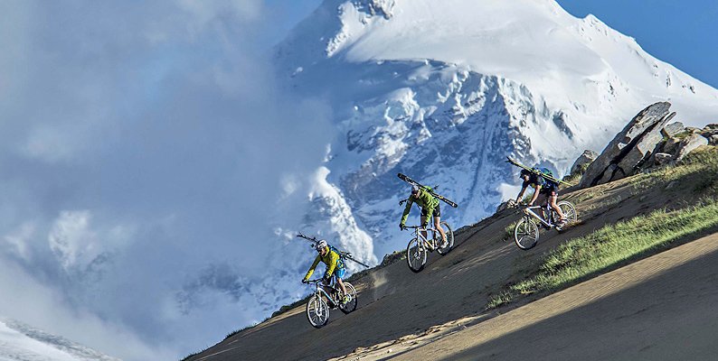 Uscita in mountain bike per il Team Dynafit in Himalaya
