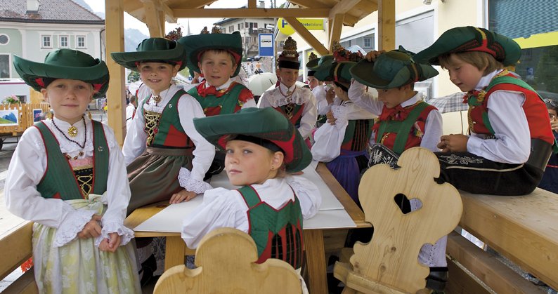 Bambini con abiti tradizionali della Val Gardena