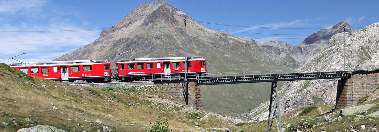 Treno Bernina Express nei pressi del Passo Bernina