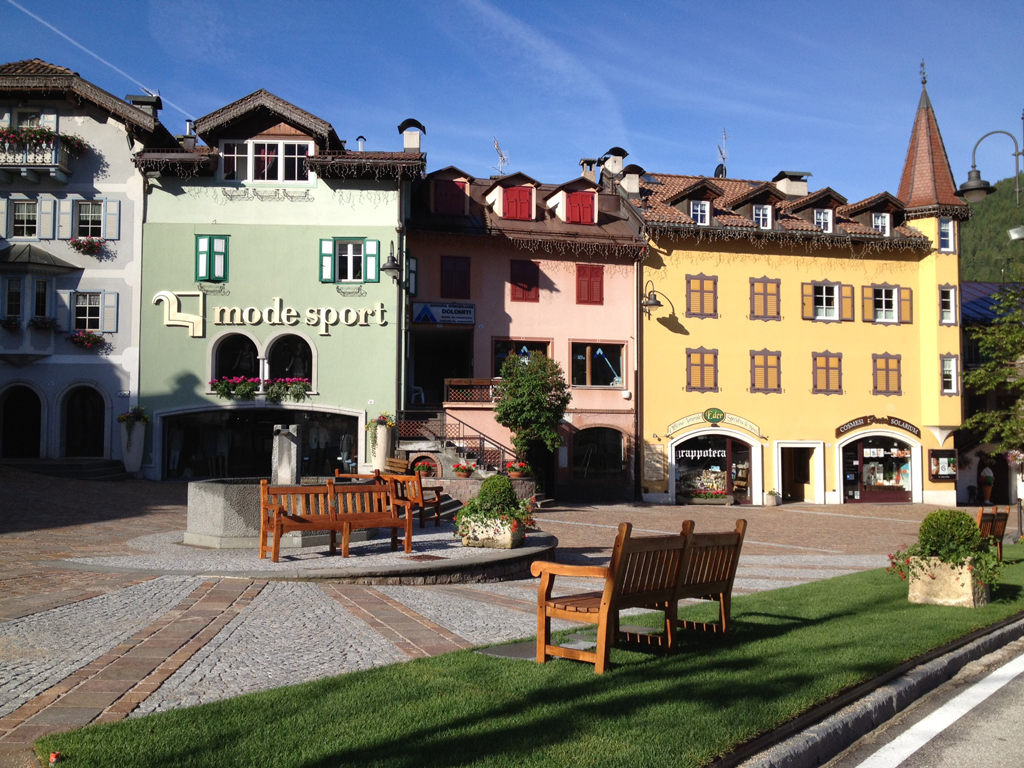 Moena, Perla delle Alpi - Val di Fassa- La piazza centrale del Paese