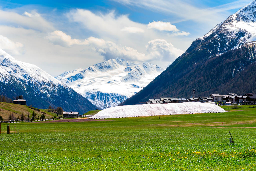 Lo Snowfarming a Livigno - fabbrica della neve - permette di conservare parte della neve invernale durante il periodo estivo