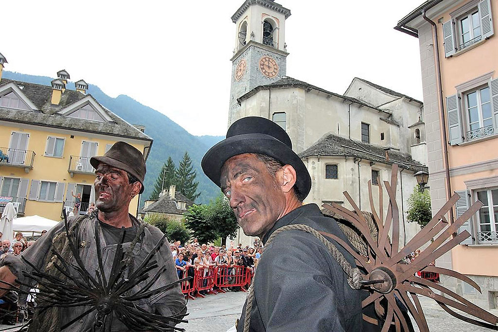 Spazzacamini in Val Vigezzo: fotografie del raduno