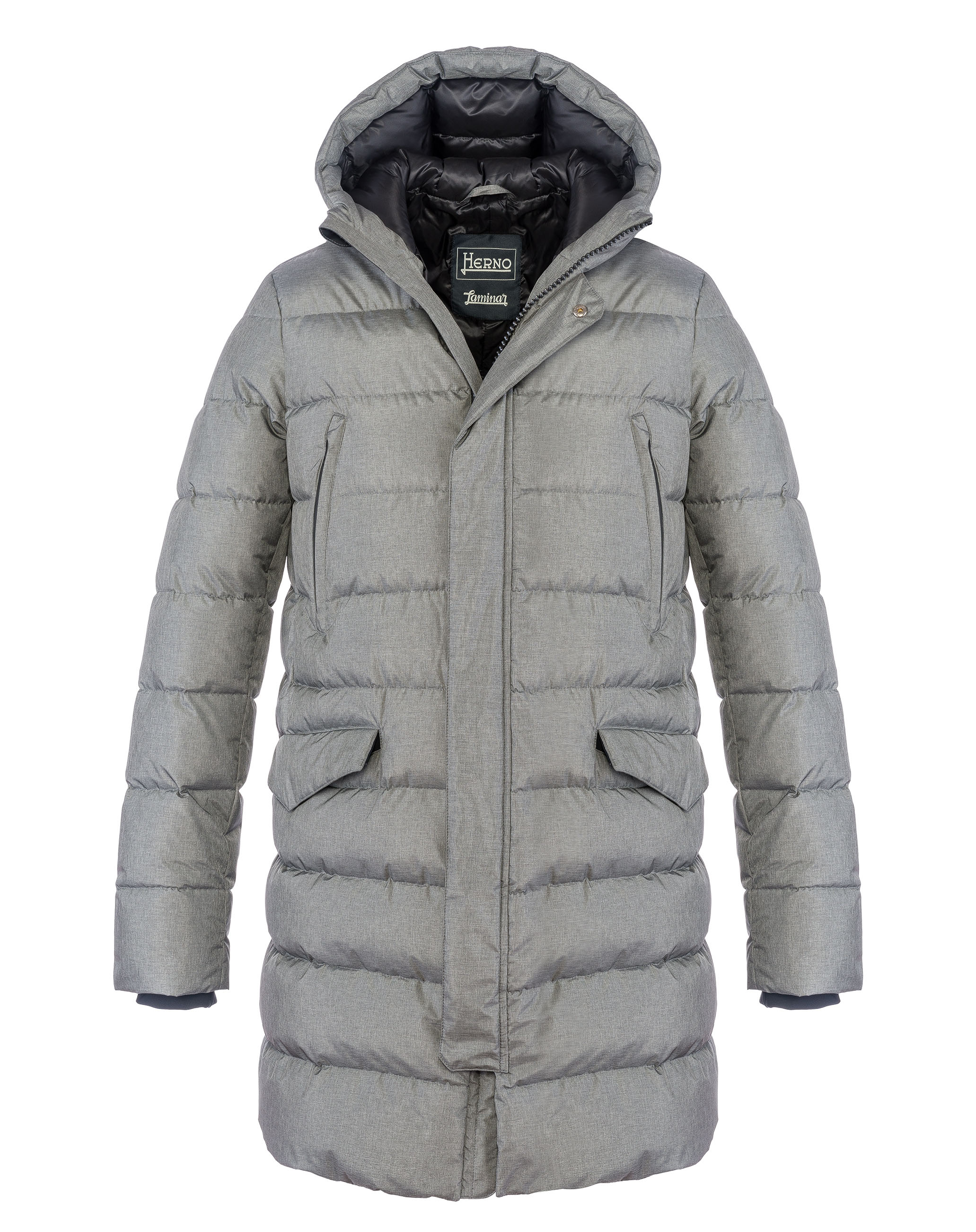HERNO LAMINAR - Nel 2Layers GORE® WINDSTOPPER® la novità della stagione è rappresentata dai capi realizzati in tessuto con effetto mélange che riecheggia per aspetto la lana tasmania. Antivento, traspirante, resistente all’acqua e imbottito in fine piuma d’oca. Il parka ha doppia allacciatura - zip e press button, polsi antivento e zip gommate.