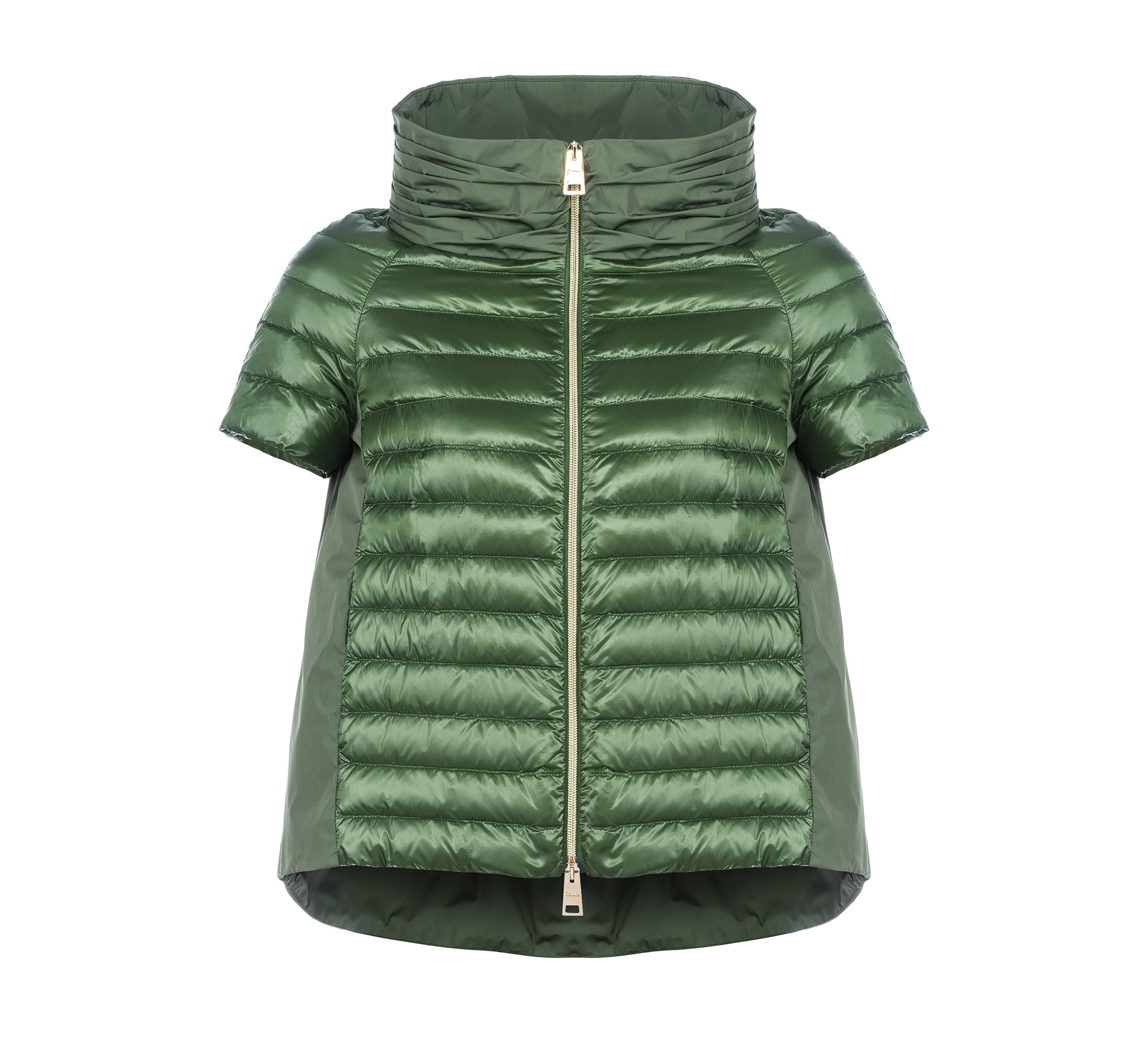 La ricercata versione della celebre mini cappa accosta il nylon Ultralight 80gr imbottito in piuma d’oca al techno taffettà con sfondo piega per ampi volumi femminili.