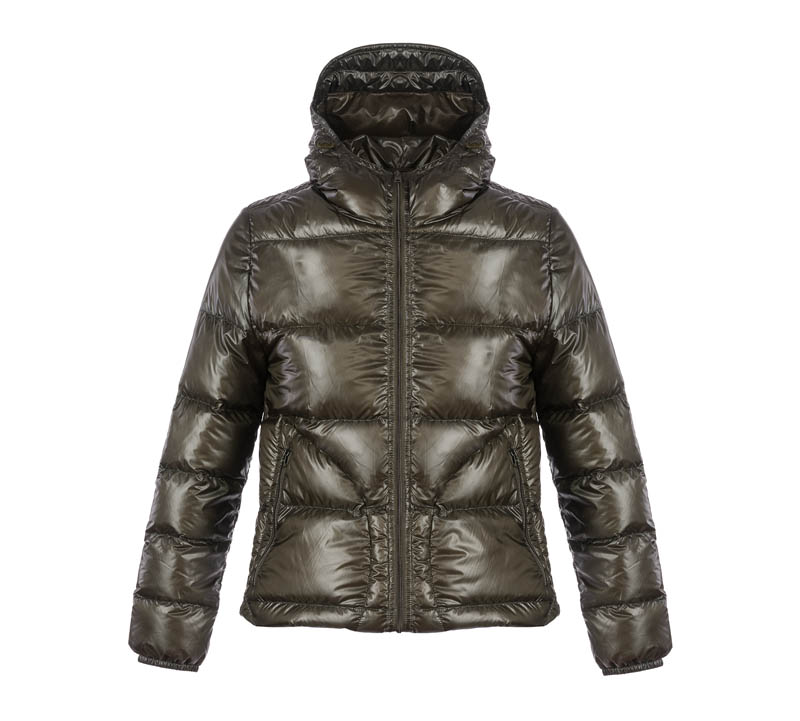 HERNO - Ulteriore evoluzione nella leggerezza con HERNO CINQUE DENARI: il nylon è il più sottile al mondo, l’imbottitura è la piuma più pregiata, impalpabile, quasi fosse polvere. Il bomber, riprende il design del primo modello in piuma creato da Herno nel 2007, sia nella versione maschile che in quella femminile. Ideale per essere indossato anche sotto ai cappotti e diventa quasi invisibile. Realizzato nei 4 colori base: nero, blu, verde militare e testa di moro.