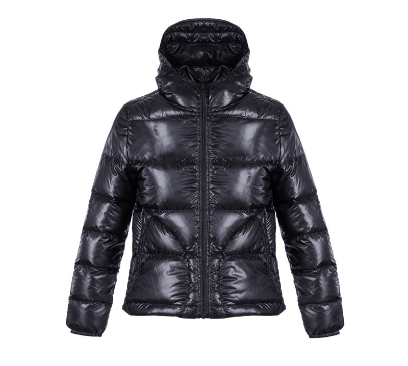 HERNO - Ulteriore evoluzione nella leggerezza con HERNO CINQUE DENARI: il nylon è il più sottile al mondo, l’imbottitura è la piuma più pregiata, impalpabile, quasi fosse polvere. Il bomber, riprende il design del primo modello in piuma creato da Herno nel 2007, sia nella versione maschile che in quella femminile. Ideale per essere indossato anche sotto ai cappotti e diventa quasi invisibile. Realizzato nei 4 colori base: nero, blu, verde militare e testa di moro - Funivia Monte Bianco