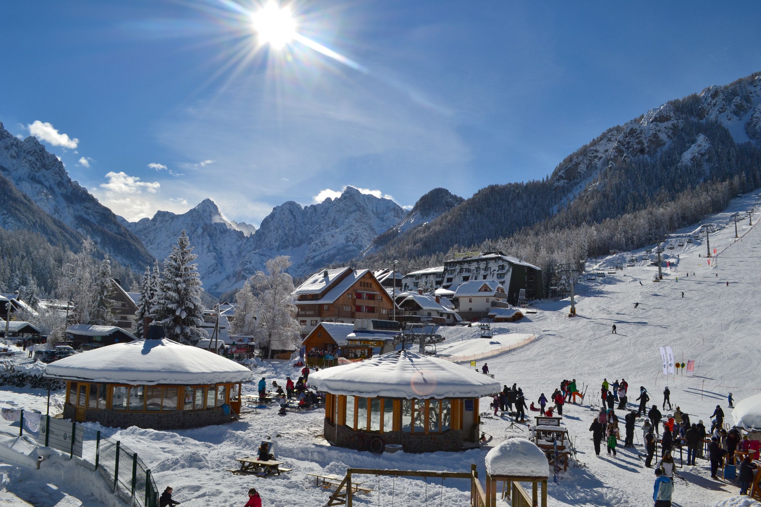 Виды горнолыжного курорта. Краньска гора. Kranjska Gora Словения. Краньска гора Словения горнолыжный курорт зимой. Крвавец горнолыжный курорт Словения.