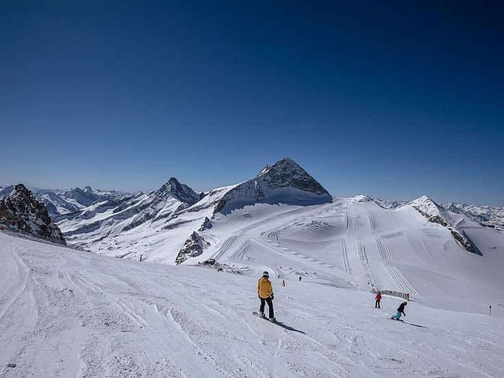 Zillertal, sci sul ghiacciaio di Hintertux - foto Thomas Straub