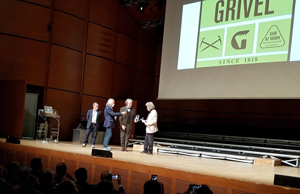 Grivel: Reinhold Messner riceve la piccozza celebrativa dei 200 anni