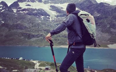 Camminare in montagna con i bastoni: i vantaggi e come scegliere il modello giusto