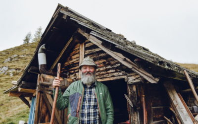 GÃ¼nther Pernthaler, pastore delle pecore degli occhiali davanti alla malga Kofel - Â©Altripiani.org