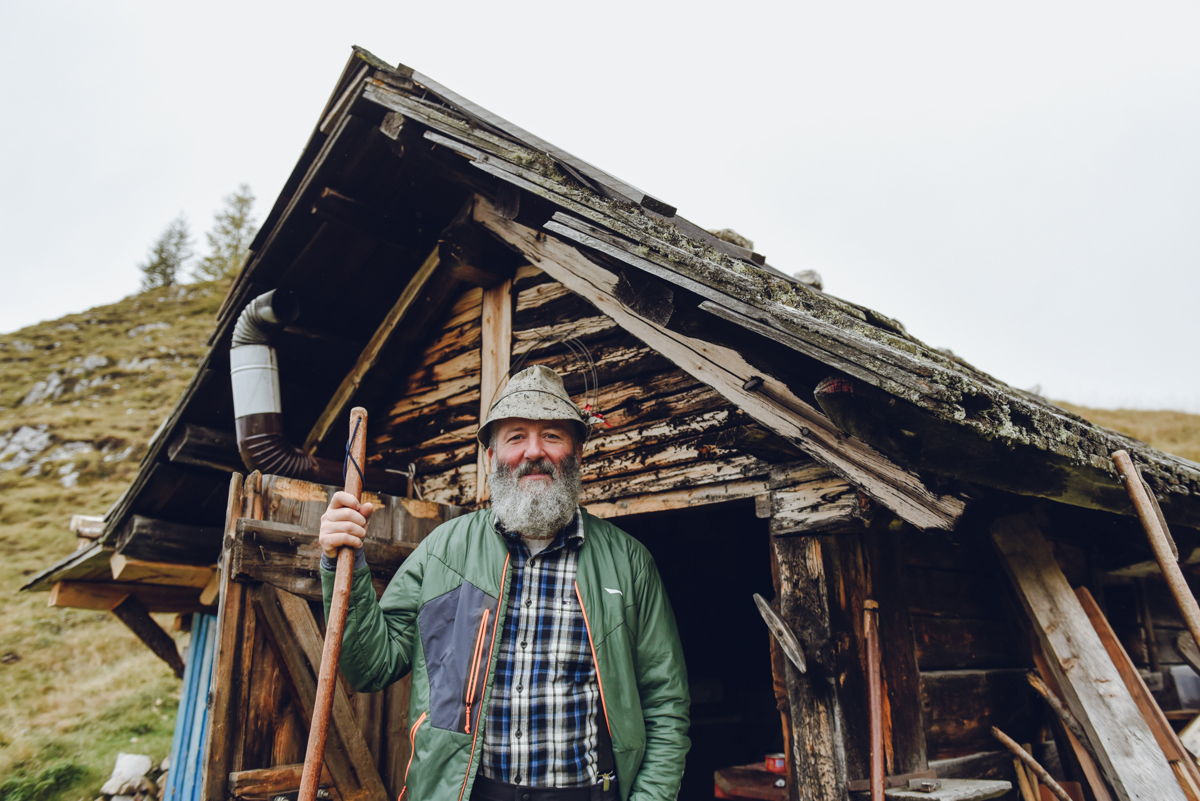 GÃ¼nther Pernthaler, pastore delle pecore degli occhiali davanti alla malga Kofel - Â©Altripiani.org