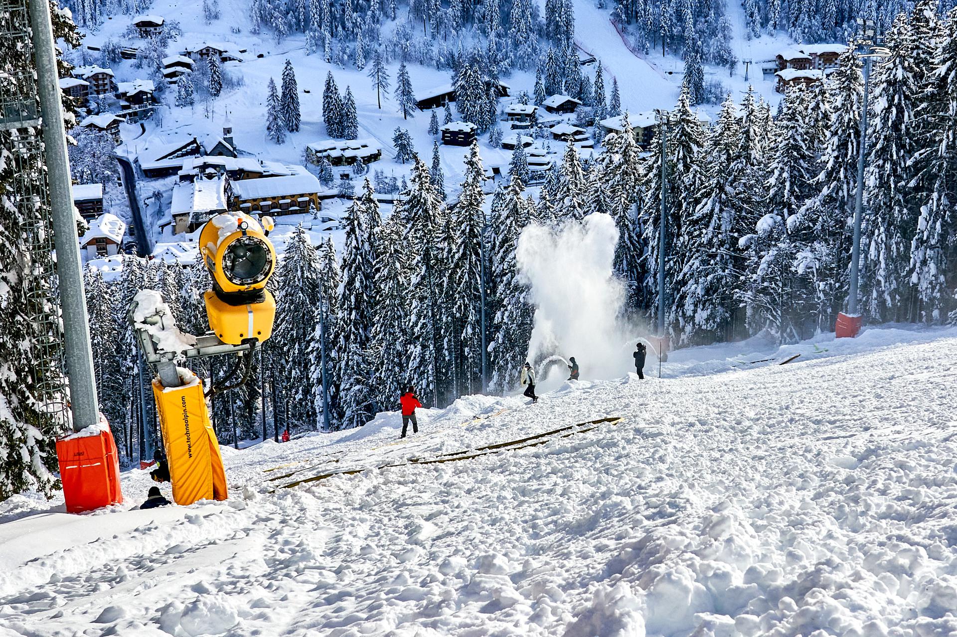  I lavori sulla pista Canalone Miramonti che martedÃ¬ 22 dicembre ospiterÃ  lo slalom notturno di Coppa del Mondo (Credits: Foto Bisti):