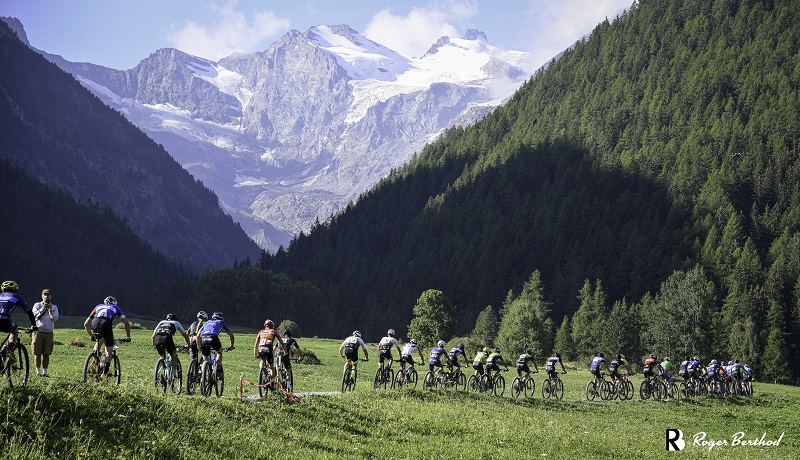 GranParadiso Bike 2021, gruppo atleti e vista del ghiacciaio