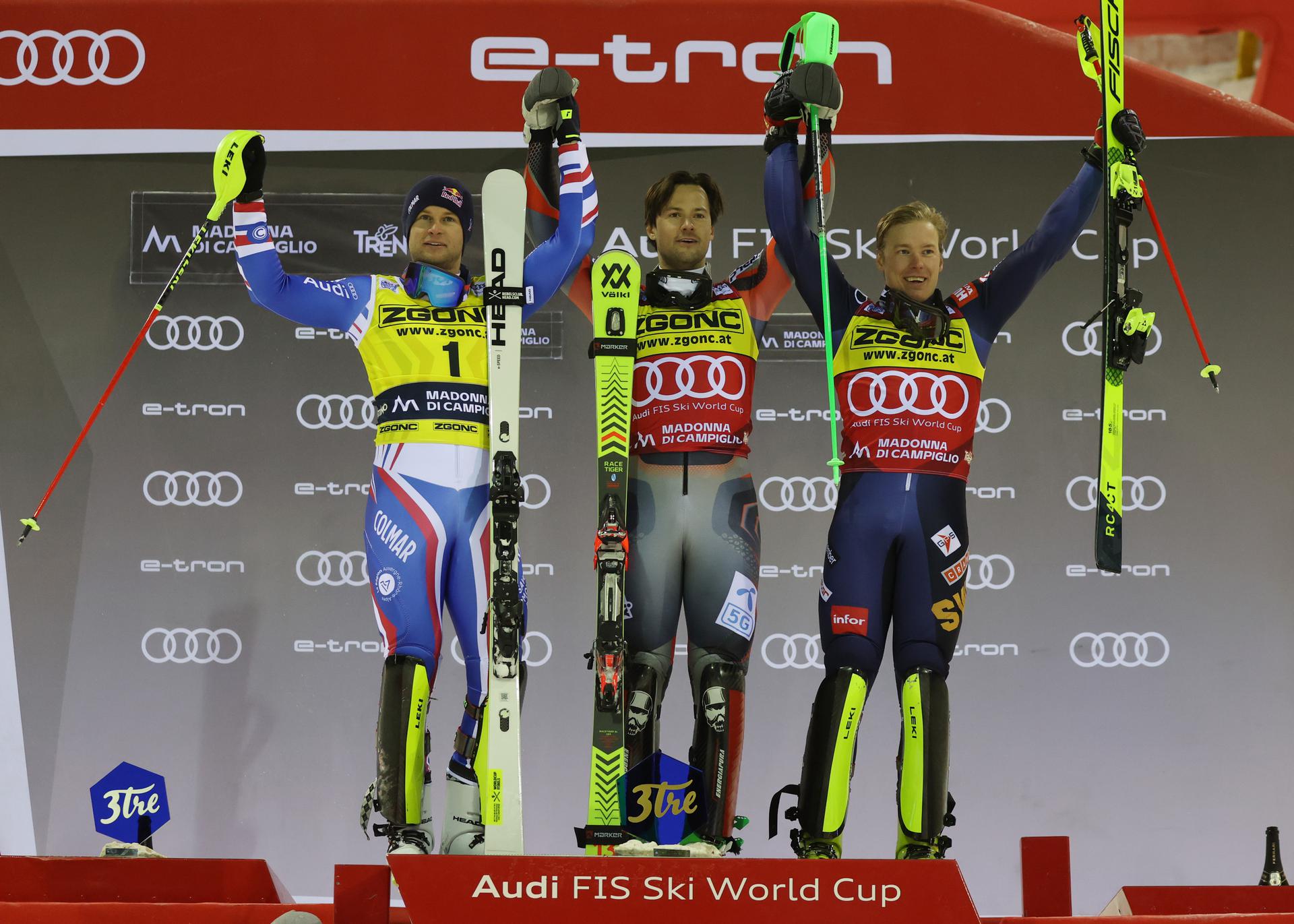 Il podio della 3Tre 2021: il vincitore Sebastian Foss-Solevåg (centro) insieme al secondo classificato Alexis Pinturault (sinistra) e il terzo Kristoffer Jakobsen (destra) (Credits: Pentaphoto)