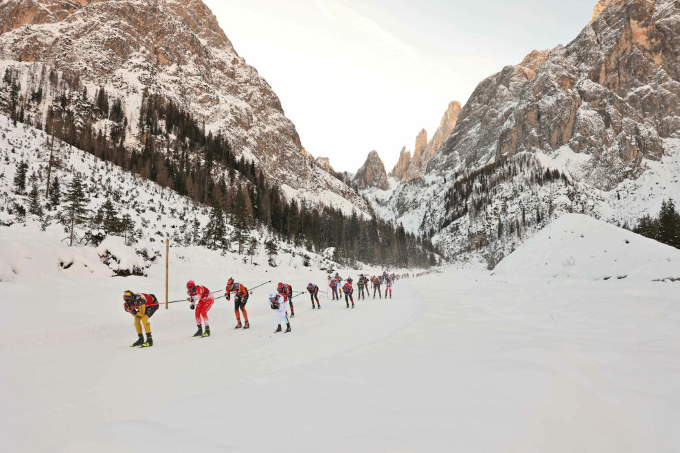 Gruppo in azione alla Pustertaler Ski Marathon 2023 - Newspower.it Trento www.newspower.it
