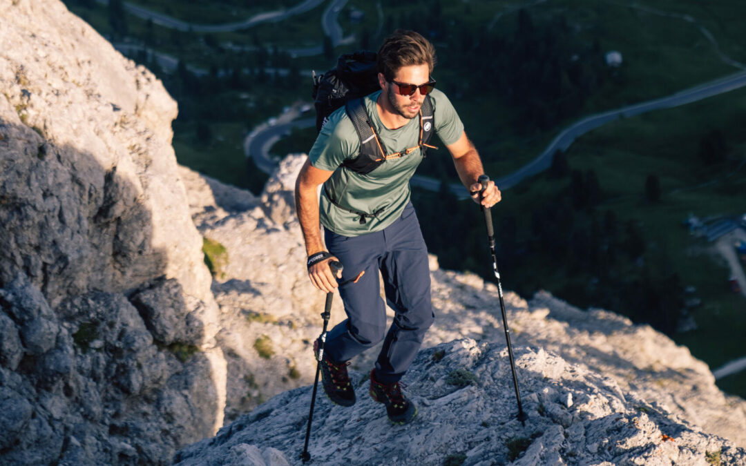 Trekking in montagna: perchè usare i bastoncini? Ce lo spiega una guida alpina