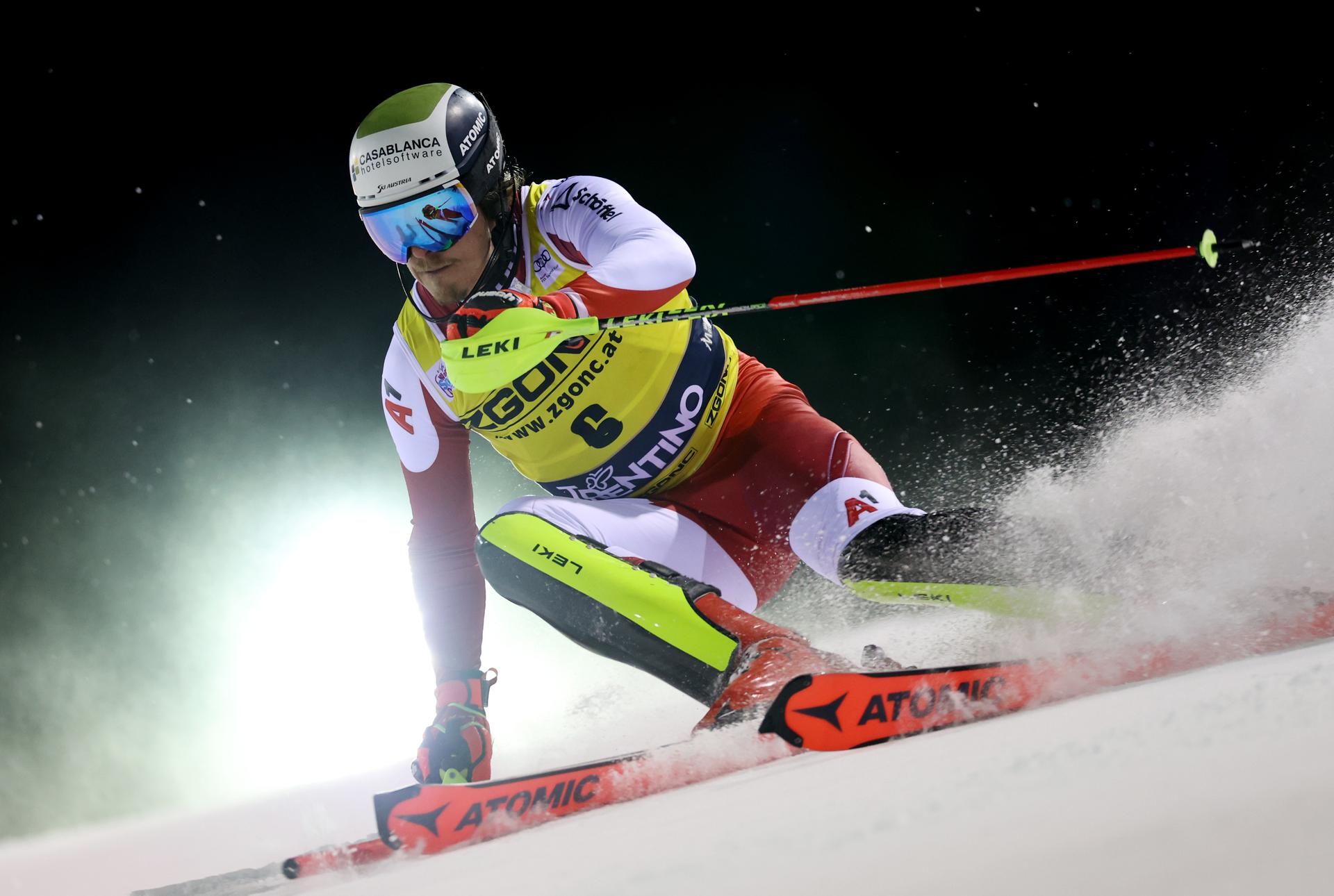 Manuel Feller prenderà il via col pettorale rosso di leader di Coppa del Mondo di slalom speciale (Credits: Pentaphoto)