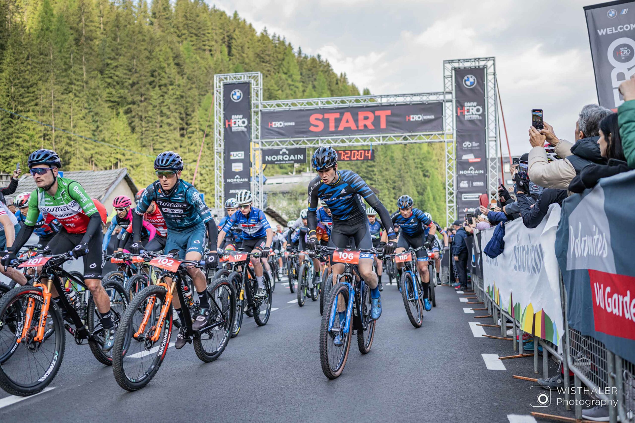 La partenza della Hero Dolomites 2024 da Selva di Val Gardena - foto HARALD WISTHALER