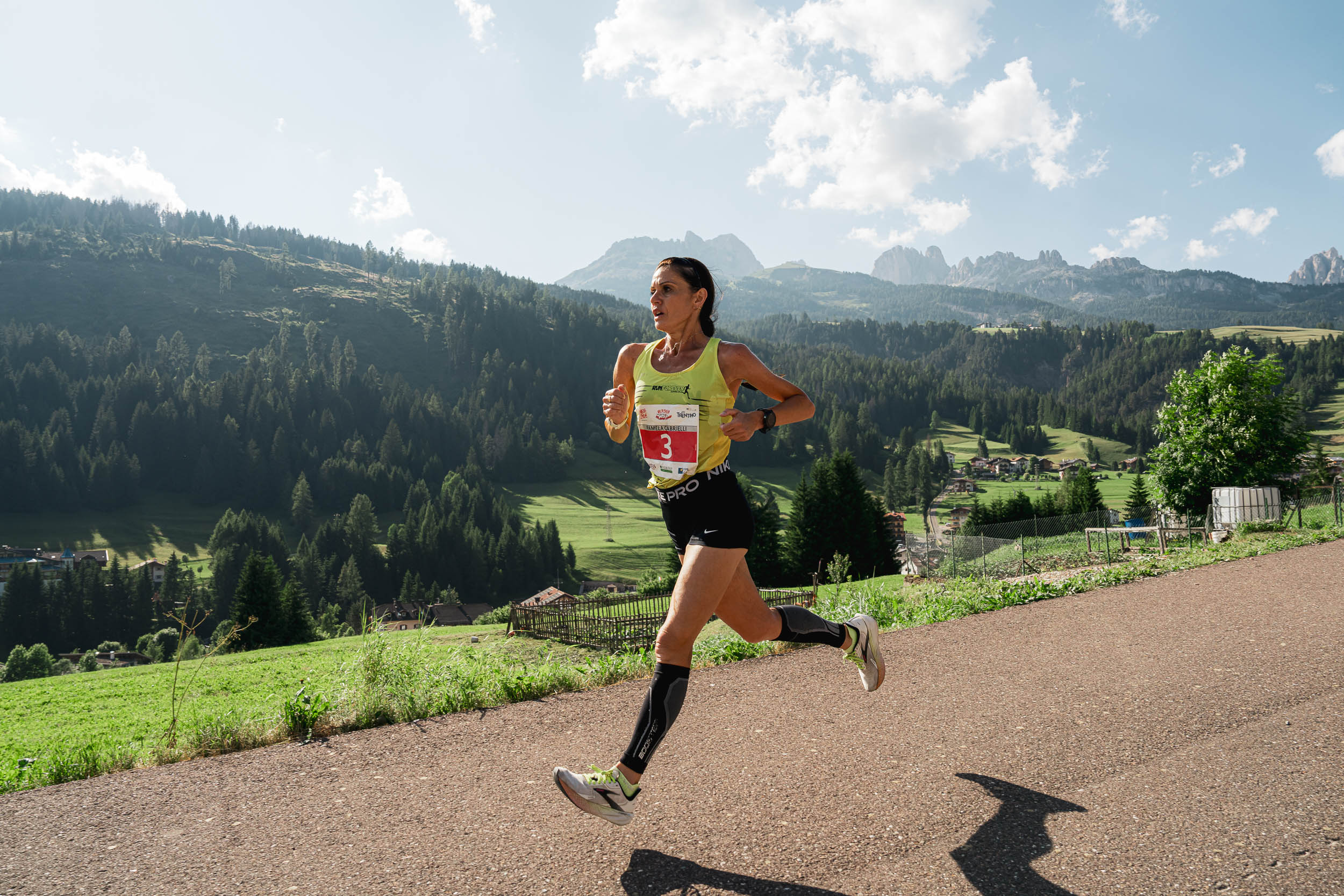 Soraga, 24 giugno: Pamela Gabrielli in azione durante la terza tappa Val di Fassa Running 2025 - foto Mattia Rizzi