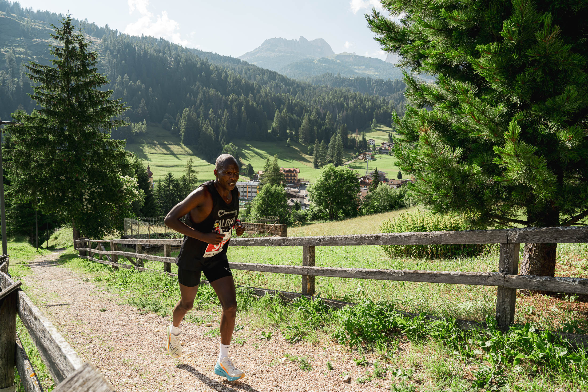 Benjamin Serem in azione a Soraga, martedì 24 giugno, durante la terza tappa Val di Fassa Running 2025 - foto Mattia Rizzi
