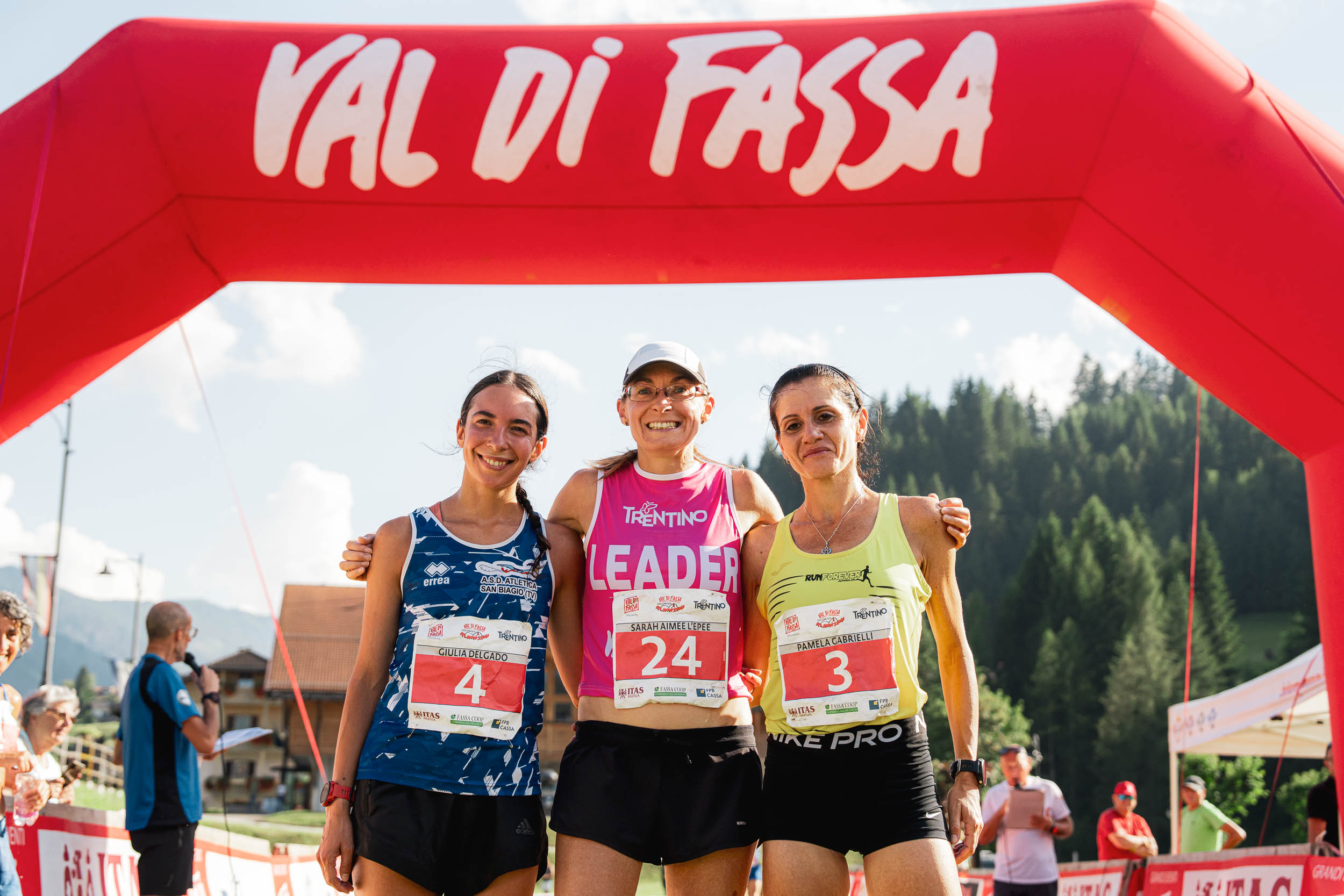 Soraga, 24 giugno: il podio femminile della terza tappa Val di Fassa Running 2025 - foto Mattia Rizzi