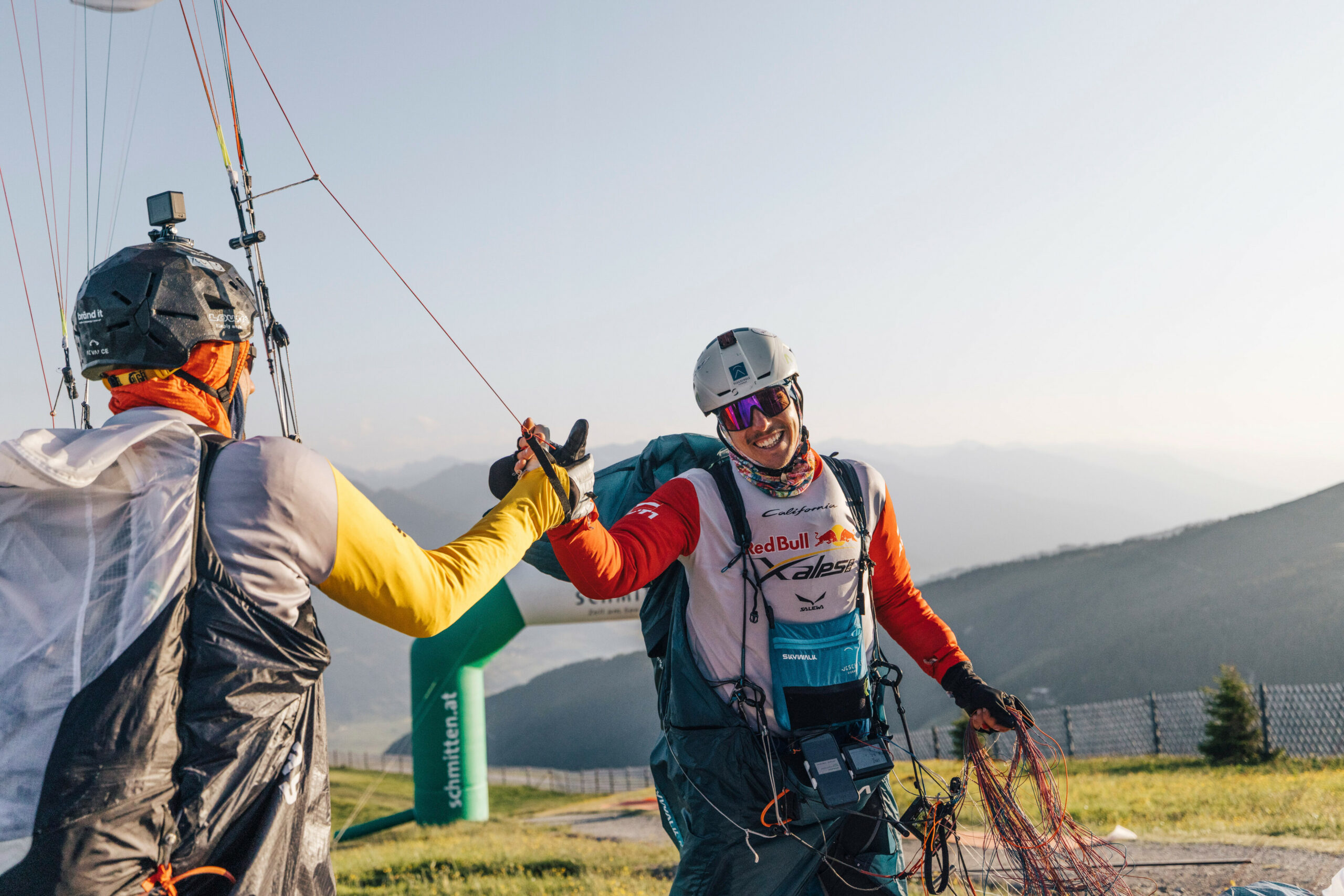 Christian Maurer (SUI1) arrives at Schmittenhöhe in Austria and shakes hands with Simon Oberrauner (AUT1) at Red Bull X-Alps 2025 on June 22, 2025 // Maximilian Gierl / Red Bull Content Pool 