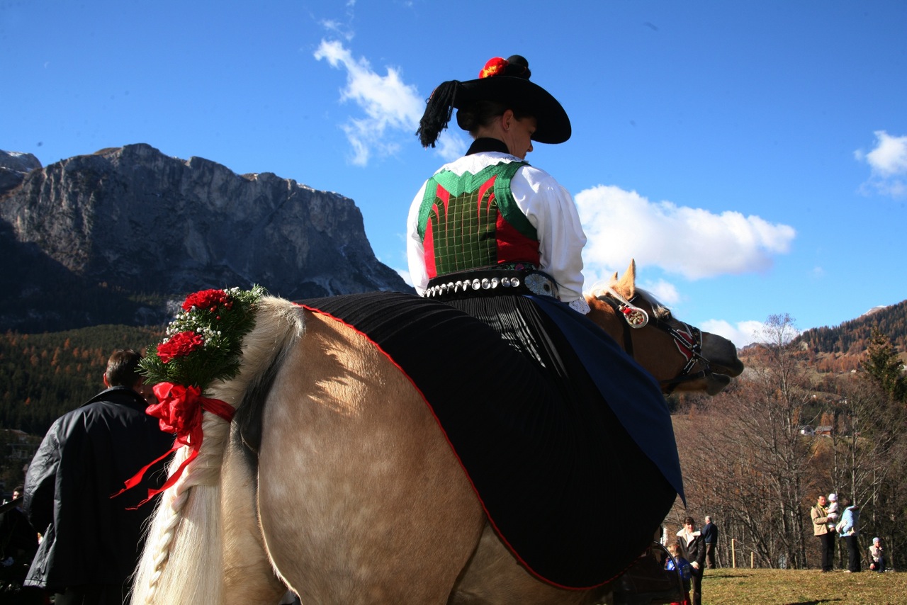 L’Alta Badia celebra la tradizionale Cavalcata di San Leonardo