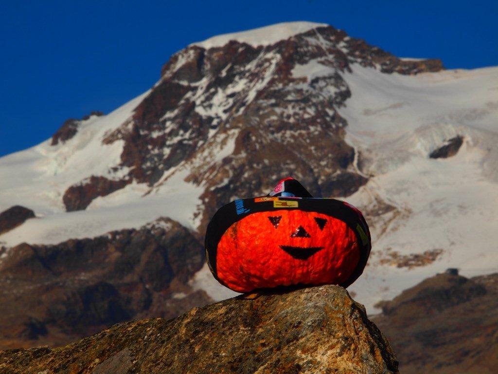 Una zucca di Halloween sul Monte Rosa