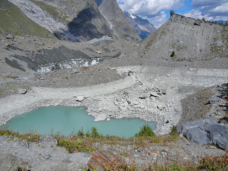 Si svuota il lago del Miage, ai piedi del Monte Bianco