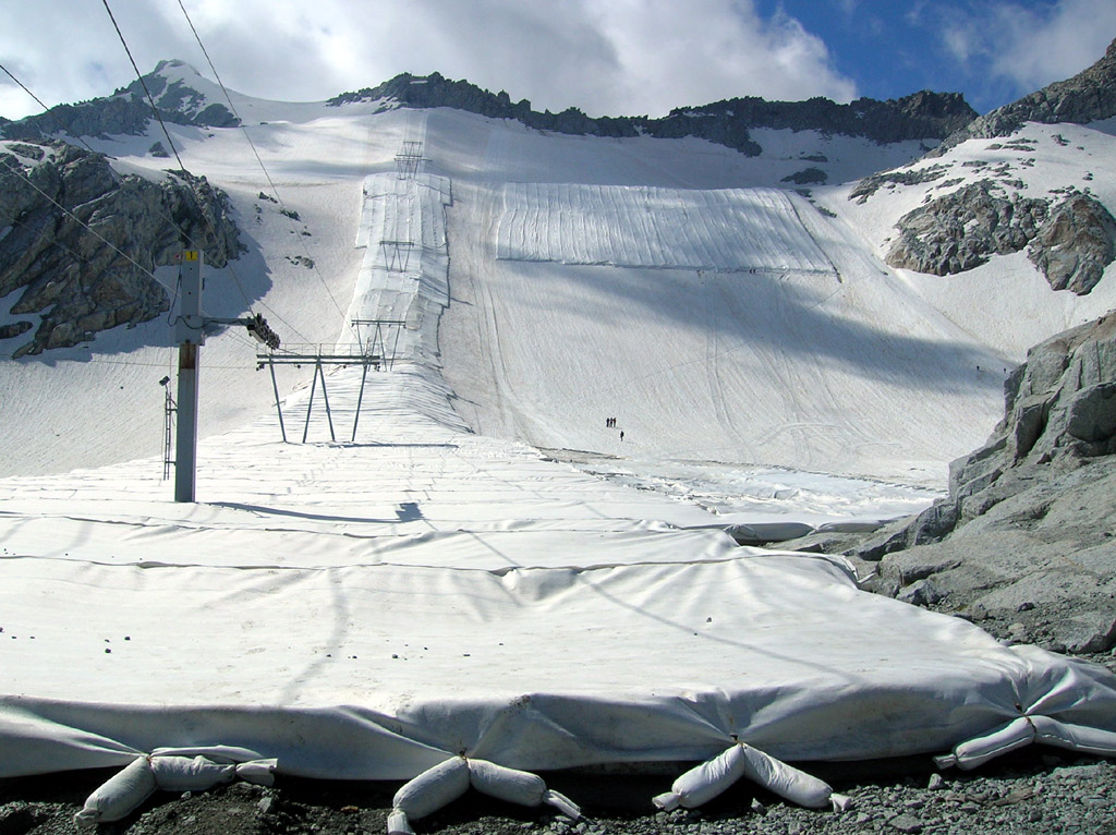 Sul ghiacciaio del Presena ancora due metri di neve grazie ai teli geotessili. Sci da ottobre