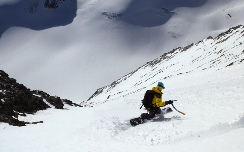 In snowboard lungo la parete Sud â€“ Est della Grivola