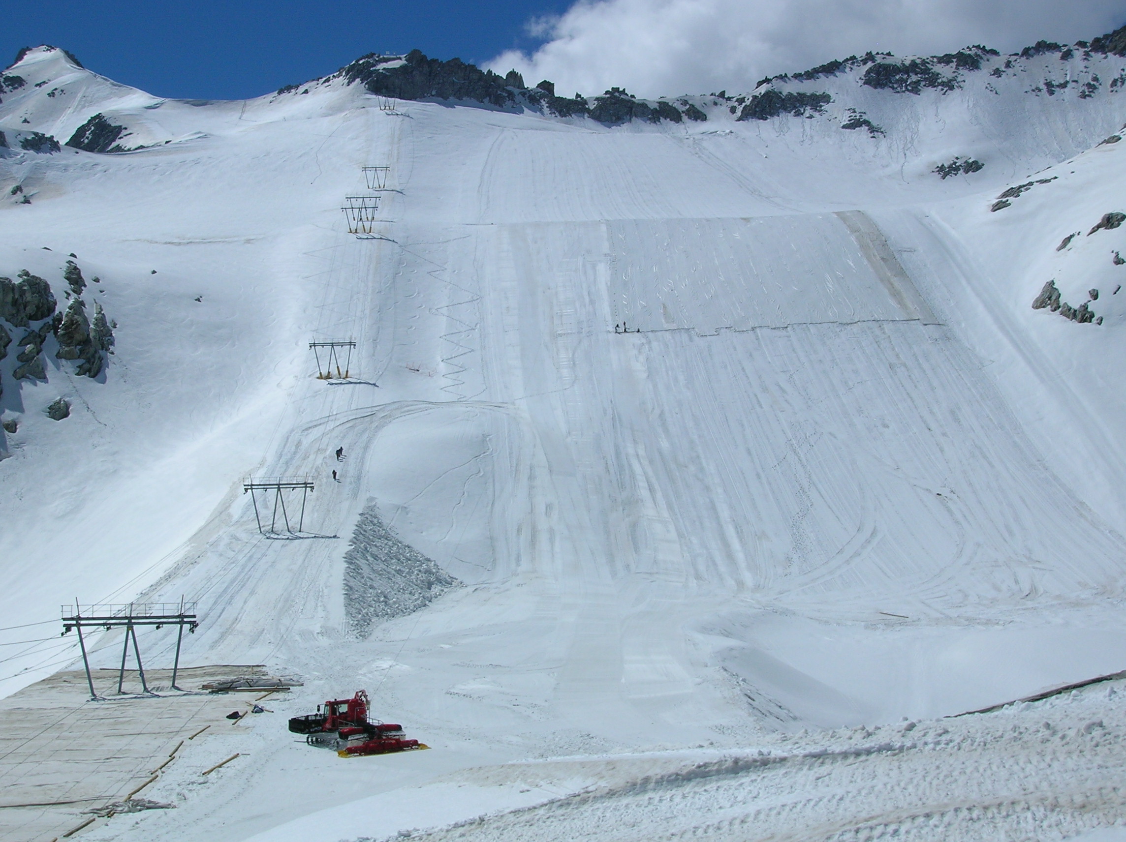 Teli geotessili posizionati sul ghiacciaio del Presena