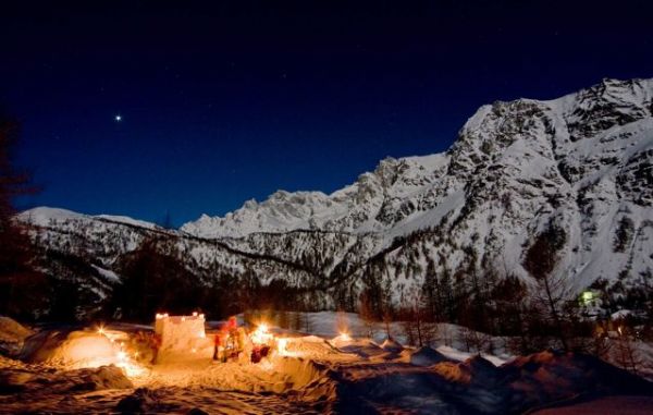 Igloo e castelli di neve all’Alpe Devero: emozioni al chiaro di luna