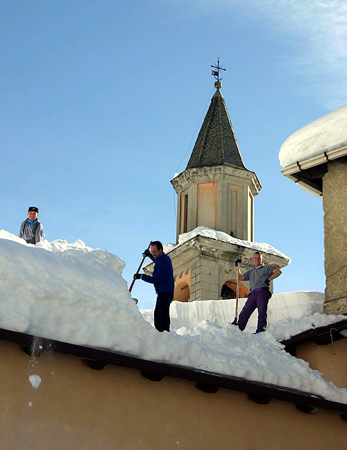 Ad Aprica si liberano i tetti dalla neve