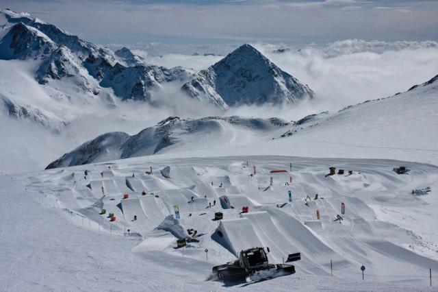 Sul ghiacciaio di Stubai, la stagione parte con sci, feste, test ed eventi