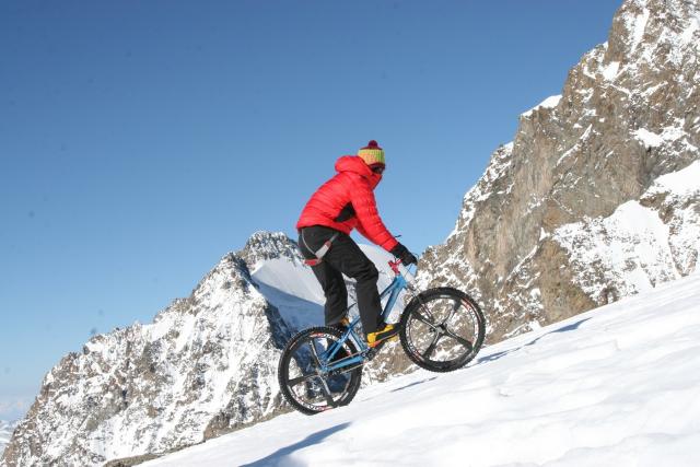 Vittorio 100% Brumotti sulle piste da sci della Valmalenco