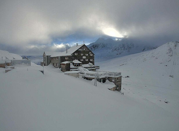 Neve abbondante sulle Alpi: prepariamo sci, ciaspole, giacca, guanti, pelli, bastoni